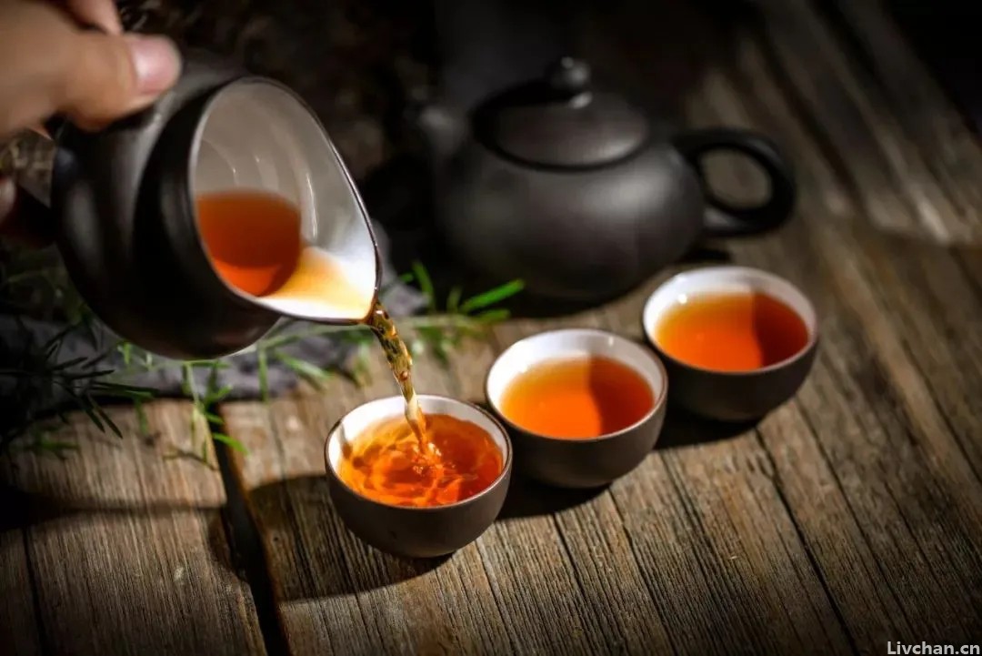 古代文人有时讲究饮茶作诗，最后一首成千古佳作