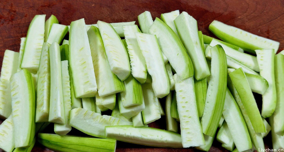 丝瓜，吃萝卜白菜不如吃它，多买些晒干，放到冬天吃，炒菜炖肉都香