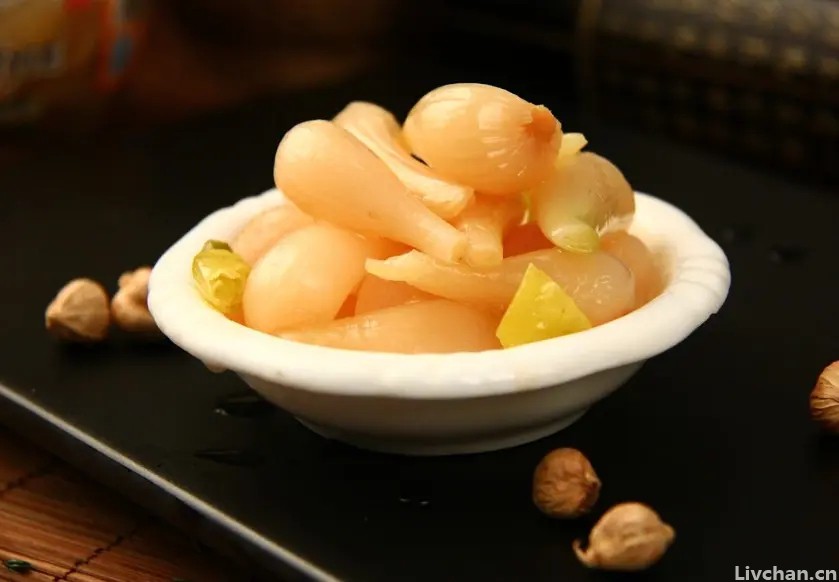 藠头（jiao头）是“菜中灵芝”，长得像葱又像蒜，营养又美味，腌着吃酸甜可口