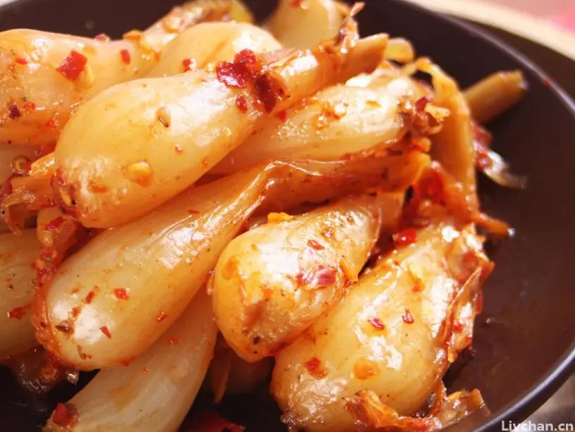 藠头（jiao头）是“菜中灵芝”，长得像葱又像蒜，营养又美味，腌着吃酸甜可口