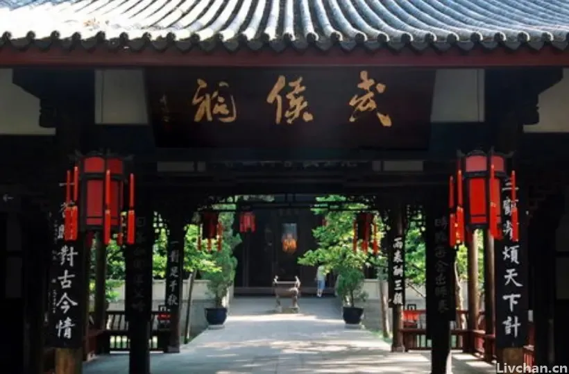 杜甫游武侯祠后写下《蜀相》,是给诸葛亮的深情挽歌,其中两句名垂千古 杜甫游武侯祠后写下《蜀相》,是给诸葛亮的深情挽歌,其中两句名垂千古