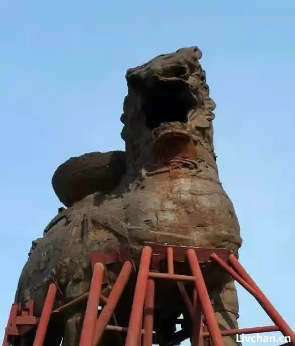 重达32吨的“镇海吼”，历经千年风雨不倒，却倒在了专家的修复上