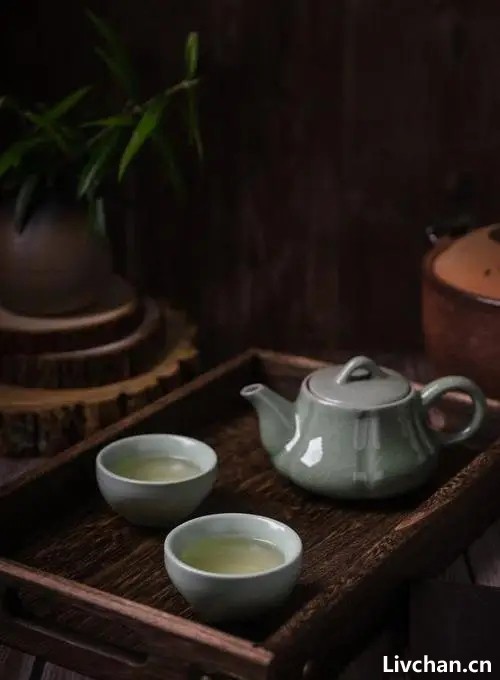 古代文人讲究饮茶作诗：松花酿酒，春水煎茶，浮生清欢