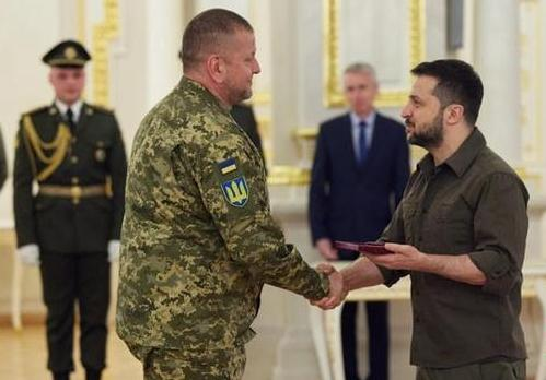 刚刚，乌军副总司令被手榴弹炸死了，凶手与泽连斯基有关？