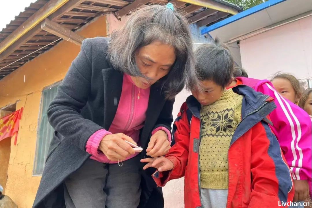 青丝变白发，空军退役女大校谢彬蓉在大凉山的十年支教经历