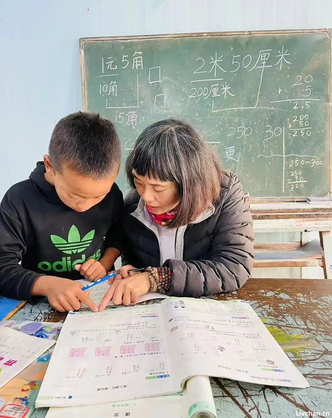 青丝变白发，空军退役女大校谢彬蓉在大凉山的十年支教经历