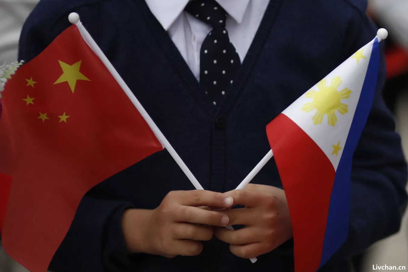菲律宾疯狂挑衅中国，遭到中国水炮拦截，马科斯未来下场更悲惨！
