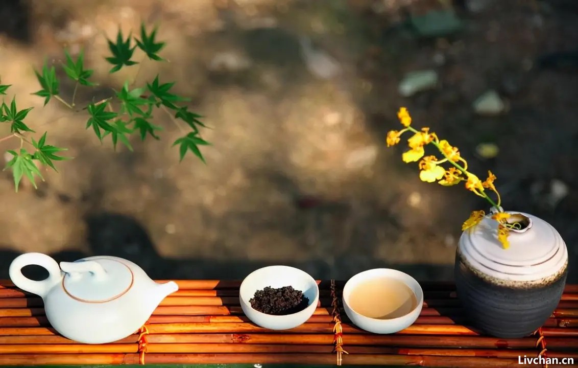 黄庭坚是一个爱茶的人，他将饮茶的情景写进词作中，读来回味无穷