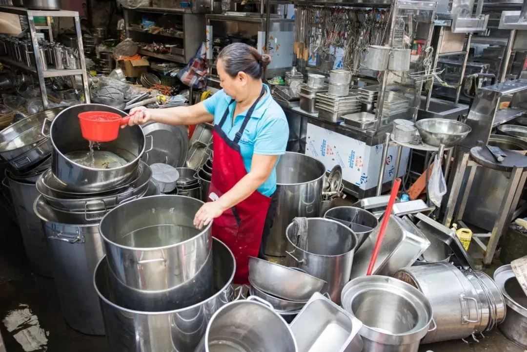 给餐饮老板“收尸”，贵州青年暴富