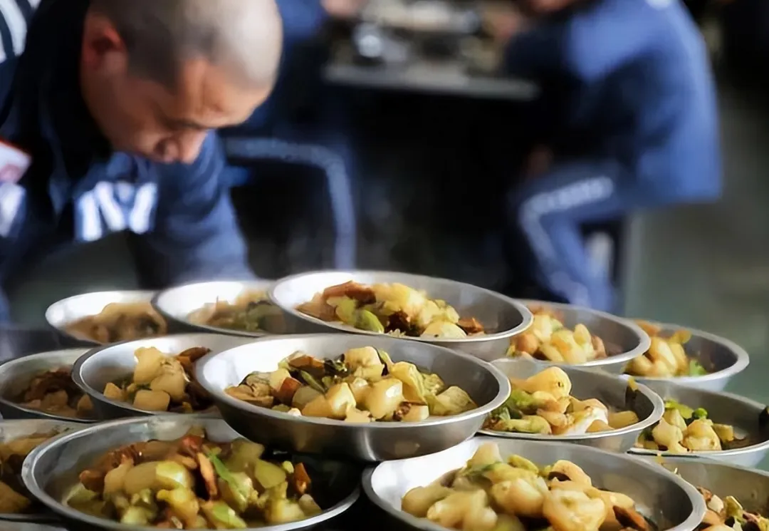 为了保外就医，他们用火碱烧食道，靠管子吃东西