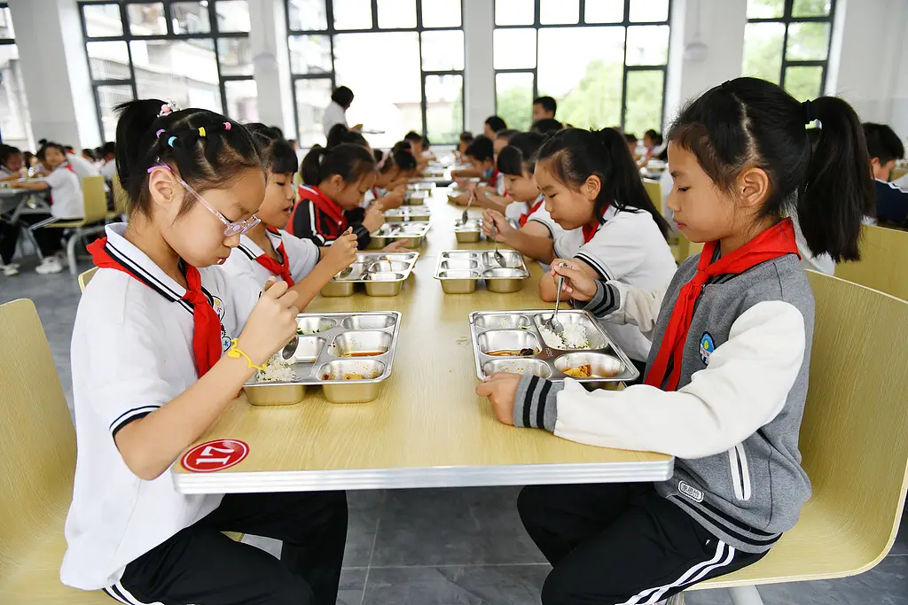 教职工早午餐那么丰盛,原来是在“抢学生餐的肉” 教职工早午餐那么丰盛,原来是在“抢学生餐的肉”