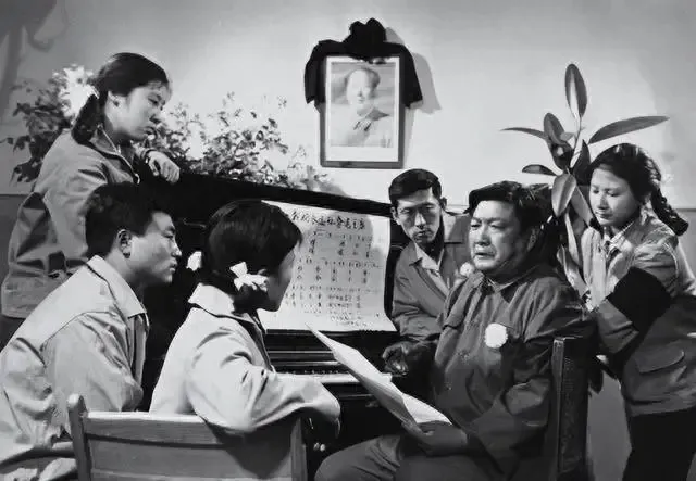 《大海航行靠舵手》及其曲作者的沉浮记