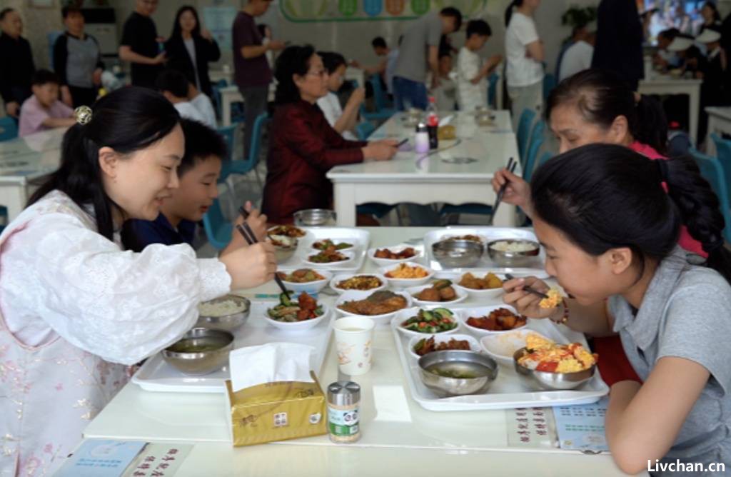热搜第一！数千名游客挤满政府食堂，米饭蒸了半吨多，饭碗都不够了……