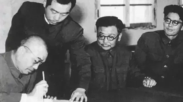 1953年乔冠华酒后失言，周总理少见动怒：“老头子”也是你叫的吗？