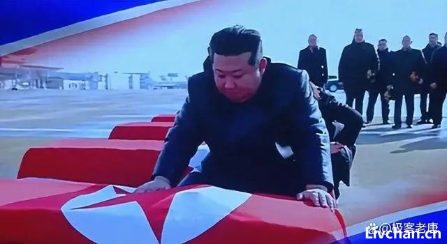 金将军迎接阵亡朝军遗体，蹲地双手扶棺流下眼泪