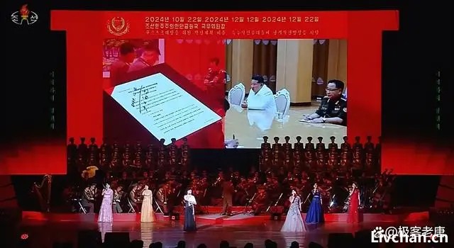 金将军迎接阵亡朝军遗体，蹲地双手扶棺流下眼泪